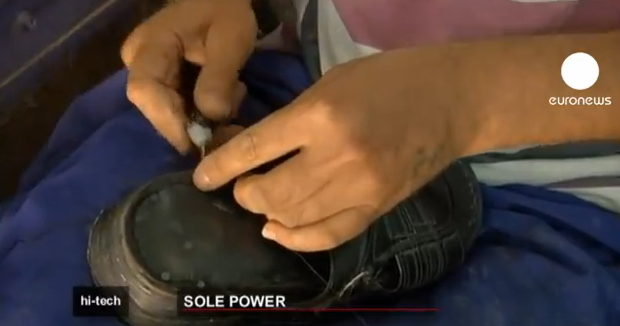 Cargar el teléfono móvil con la energía generada en un zapato