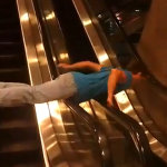 Haciendo el idiota en las escaleras mecánicas