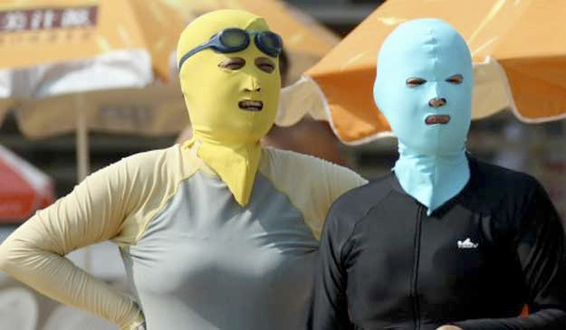 ''Facekini'', el bañador facial arrasa en las costas chinas