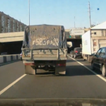 Troll provocando un atasco en una carretera rusa