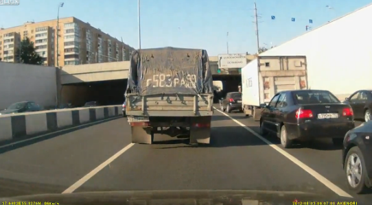 Troll provocando un atasco en una carretera rusa