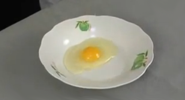 Cómo separar la yema de la clara de un huevo con una botella de plástico