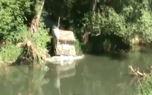 La experiencia de sumergirse con un Hummer en el río