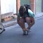 Anda en una bicicleta del tamaño de un zapato