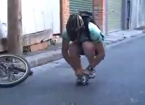 Anda en una bicicleta del tamaño de un zapato