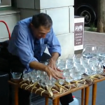 Músico callejero tocando Mozart en vasos de agua