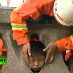 A un niño chino se le queda la cabeza atrapada en una balaustrada de piedra