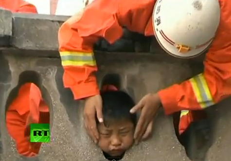 A un niño chino se le queda la cabeza atrapada en una balaustrada de piedra
