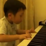 Un niño de 4 años que toca el piano de una forma magistral