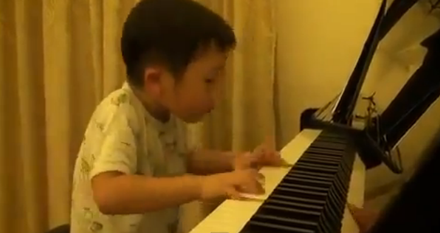 Un niño de 4 años que toca el piano de una forma magistral