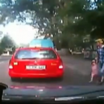 Un padre no mira al cruzar la carretera con sus dos hijos
