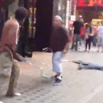 Pelea con muletas en Times Square