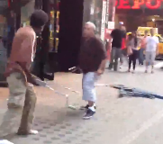 Pelea con muletas en Times Square