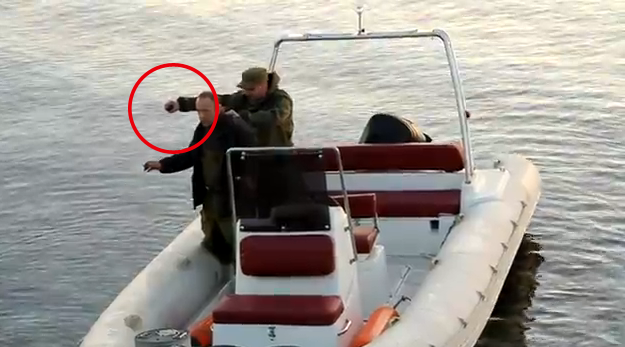 Dos rusos están pescando con granadas de mano y su inconsciencia casi acaba en tragedia