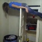 Chica haciendo planking sobre una puerta