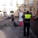Un policía local multa una bicicleta aparcada en la calle