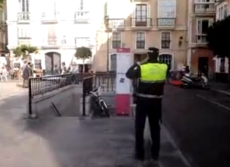 Un policía local multa una bicicleta aparcada en la calle