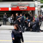 Un policía derriba de esta forma a un hombre que llevaba una espada en Vancouver