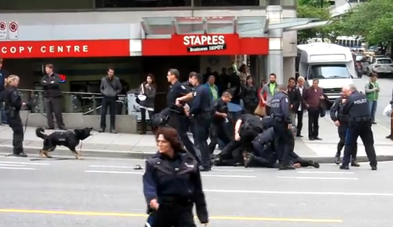 Un policía derriba de esta forma a un hombre que llevaba una espada en Vancouver