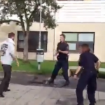 Dos policías suecos con dificultades para dominar a un hombre borracho