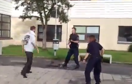 Dos policías suecos con dificultades para dominar a un hombre borracho