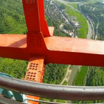 El primer hombre que saltó desde el puente Aizhai, el más largo y alto del mundo