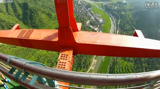 El primer hombre que saltó desde el puente Aizhai, el más largo y alto del mundo