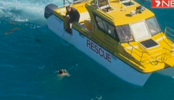 Un hombre es rescatado en aguas infestadas de tiburones en Australia