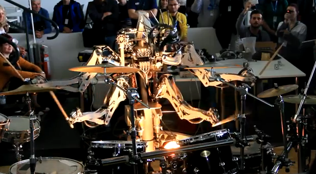 Un robot de 4 brazos tocando la batería