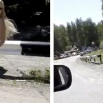 Una rubia en bikini se baja del coche para animar un poco el atasco