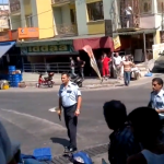 Un hombre intenta golpear a un policía con una silla y este le dispara dos veces con su pistola