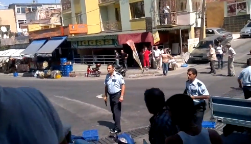 Un hombre intenta golpear a un policía con una silla y este le dispara dos veces con su pistola