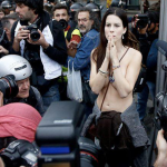 Jill Love, la mujer que se manifestó en tetas durante el 25-S