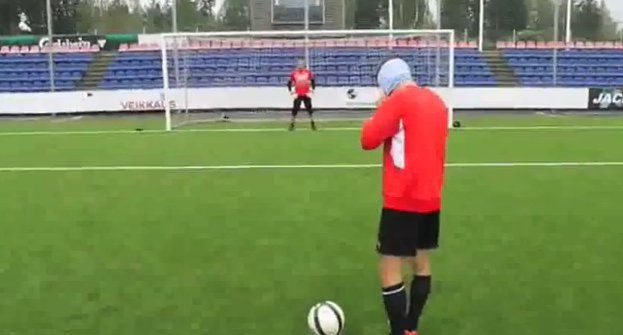 Pekka Sihvola marca un penalti de rabona y con los ojos vendados