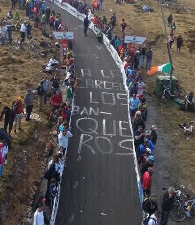 Pintada en el asfalto durante la Vuelta Ciclista