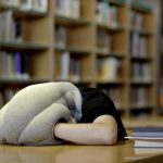 Ostrich Pillow, la almohada para siestas en cualquier sitio