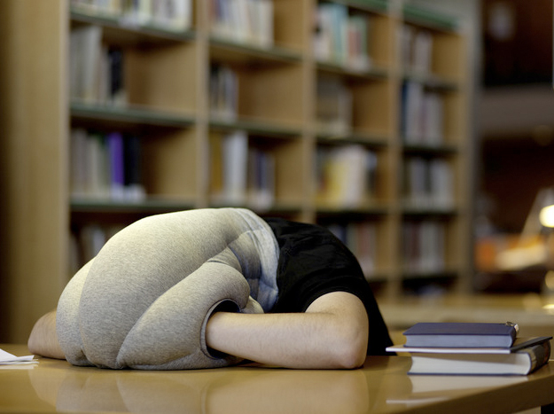 Ostrich Pillow, la almohada para siestas en cualquier sitio