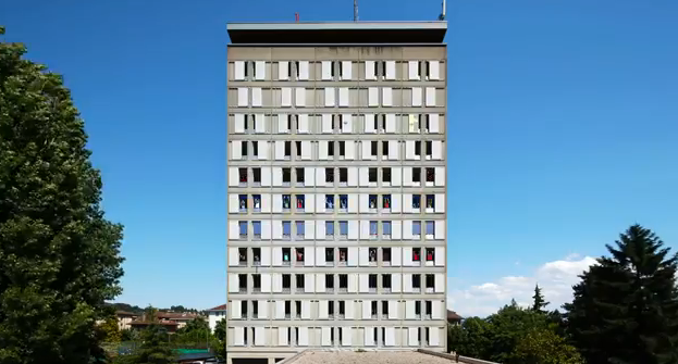 Un edificio de 11 pisos es utilizado como pantalla para hacer una gigantesca animación humana