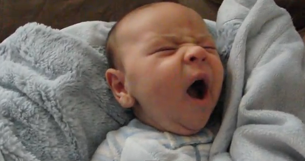 Un bebé se despierta muy emocionado
