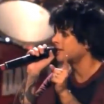 Billie Joe, cantante de Green Day, pierde la cabeza en un concierto