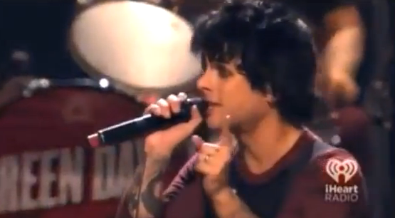 Billie Joe, cantante de Green Day, pierde la cabeza en un concierto