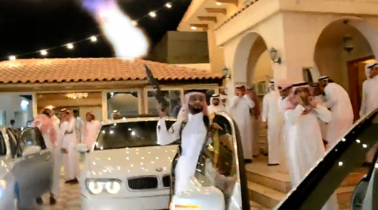 Lleva el chaleco antibalas cuando te inviten a una boda en Arabia Saudita