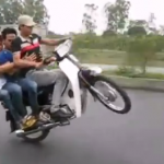¿Es posible hacer un caballito en un ciclomotor con cuatro personas?