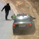 Frena al ver la patrulla de policía y se cae de la moto