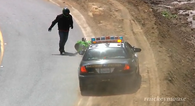 Frena al ver la patrulla de policía y se cae de la moto