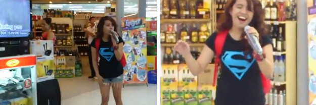 Una chica se para a cantar el 'I Will Always Love You' en un karaoke de un centro comercial