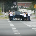 Lección a los coches que invaden el paso de peatones