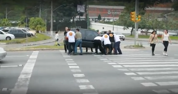 Lección a los coches que invaden el paso de peatones