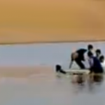 Así es como cruzan el río en Arabia Saudita