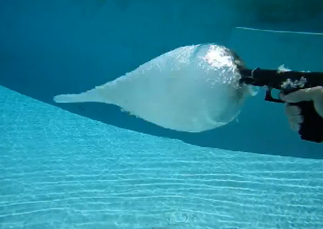 Esto es lo que pasa cuando disparas una pistola debajo del agua